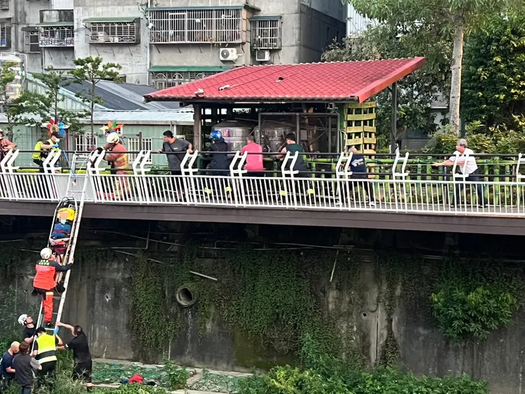 警消民合力將老翁救上岸。警方提供