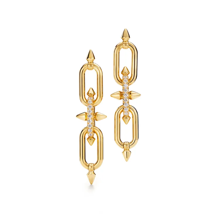 Tiffany Titan by Pharrell Williams系列_18K黃金鑽石垂墜式耳環。品牌提供