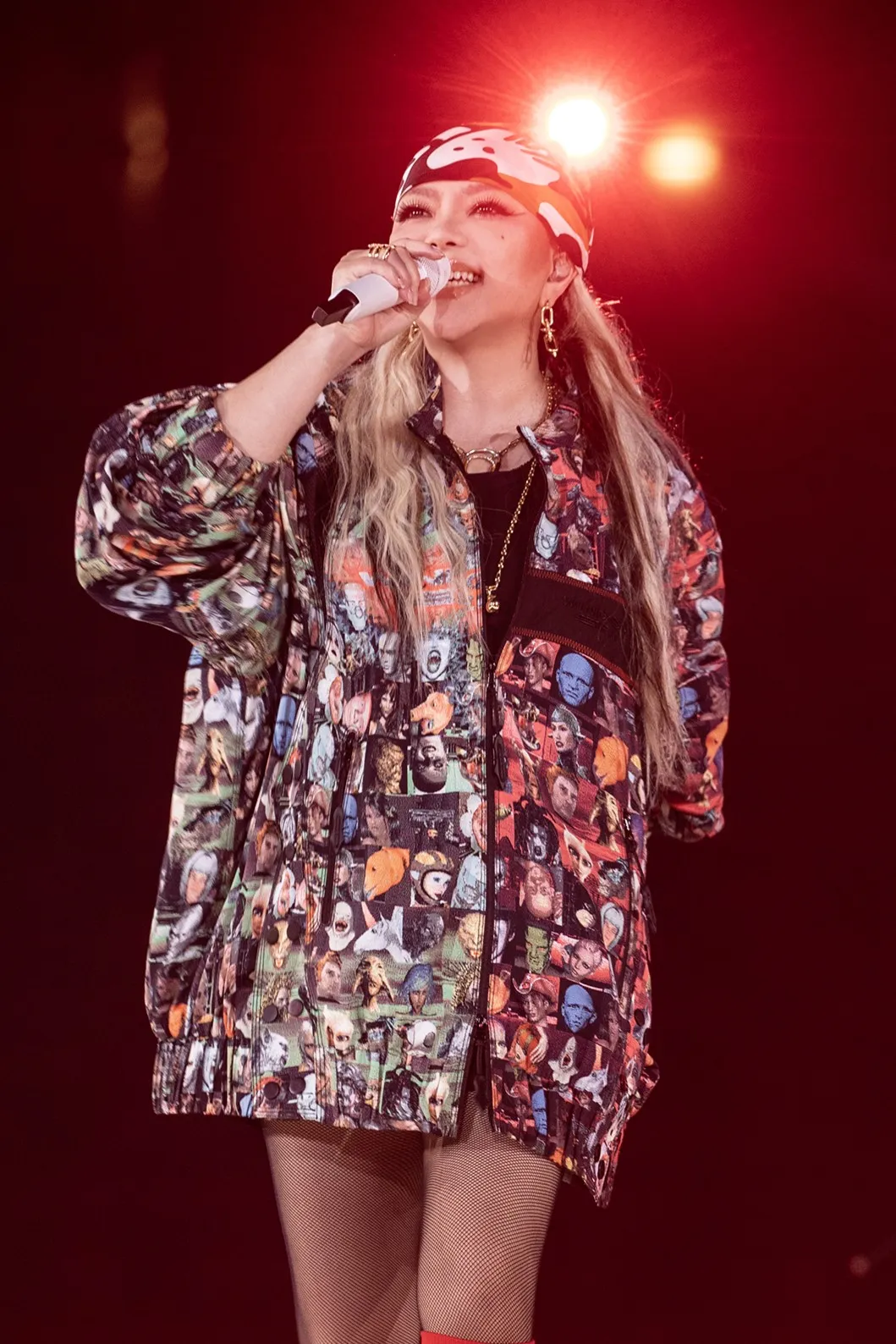 張惠妹為中職球星林智勝引退系列賽獻唱,戴上Tiffany珠寶更添魅力。聲動娛樂提供