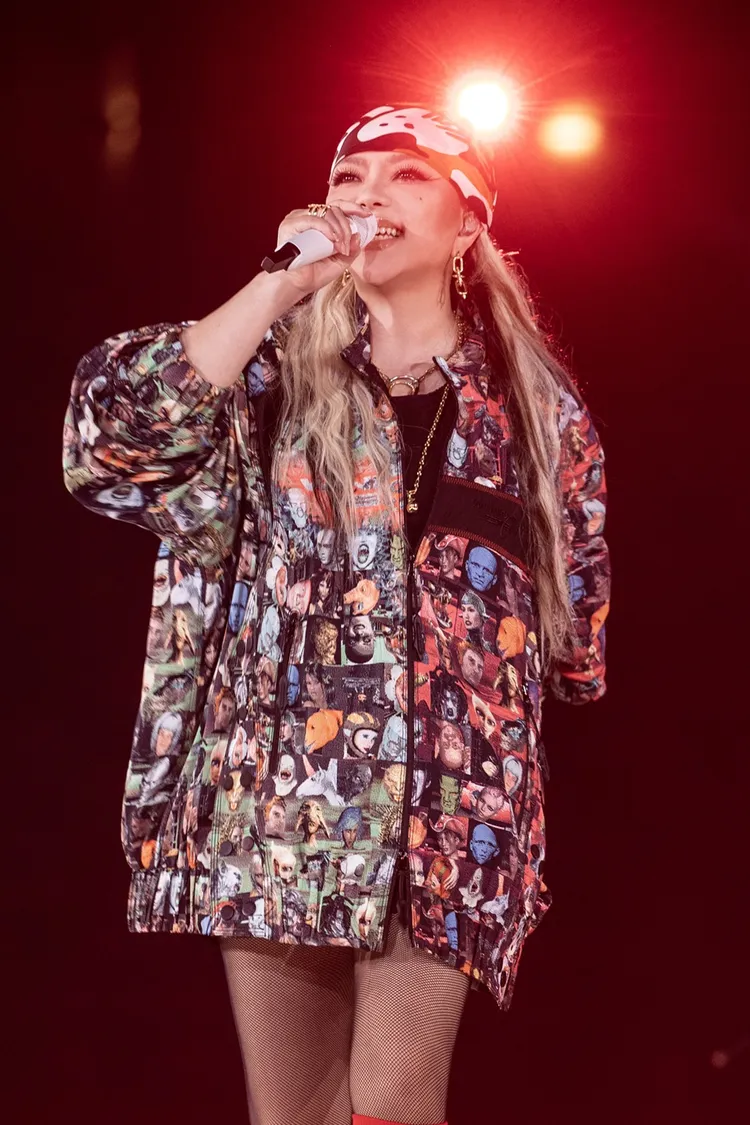 張惠妹為中職球星林智勝引退系列賽獻唱，戴上Tiffany珠寶更添魅力。聲動娛樂提供