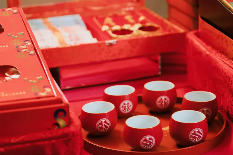 台北喜來登祭出價值6萬8千元的專業婚顧服務，攜手新人首選的新娘物語「成家婚禮顧問團隊」，提供從婚禮規劃、流程設計到現場執行的全方位支援，並貼心涵蓋禮俗諮詢與周邊推薦，協助新人輕鬆籌備、安心完婚。台北喜來登大飯店提供