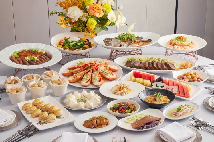 台北喜來登2025年全新婚宴菜色由米其林大廚張志民規劃設計，更貼心提供A/B雙款米其林婚宴菜單供新人挑選，可依照喜好選擇經典中式菜色或創意西式料理，讓婚禮不再侷限於單一菜色形式。台北喜來登大飯店提供