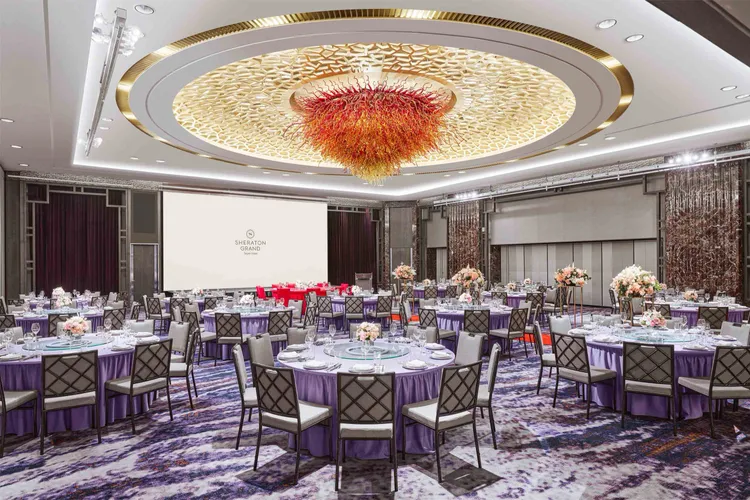 近千坪的宴會廳場地空間可針對需求靈活運用，不論大型婚禮或小型家宴都能完美滿足，全新桌椅配置以及310吋超大螢幕與專業影音，讓時刻精彩捕捉。台北喜來登大飯店提供
