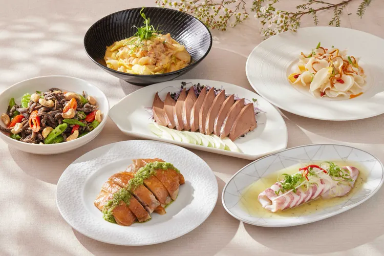 台北喜來登婚宴菜亮點在於開胃頭盤，突破傳統以一大盤盛裝的方式，改以六道家傳珍味上桌。每一道皆獨立呈現，吃的到蘭陽醬肝、黃金泡菜螺片、椒麻白川耳等小菜，視覺效果更顯澎湃大器，也讓賓客在第一時間就能感受到新人的用心與款待。台北喜來登大飯店提供