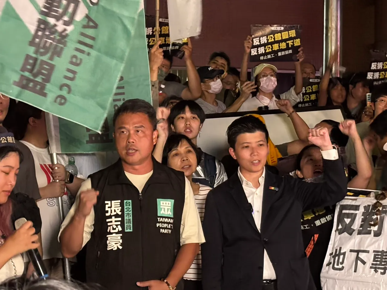 民众党张志豪同框苗博雅反对拆除公馆圆环。江孟谦摄