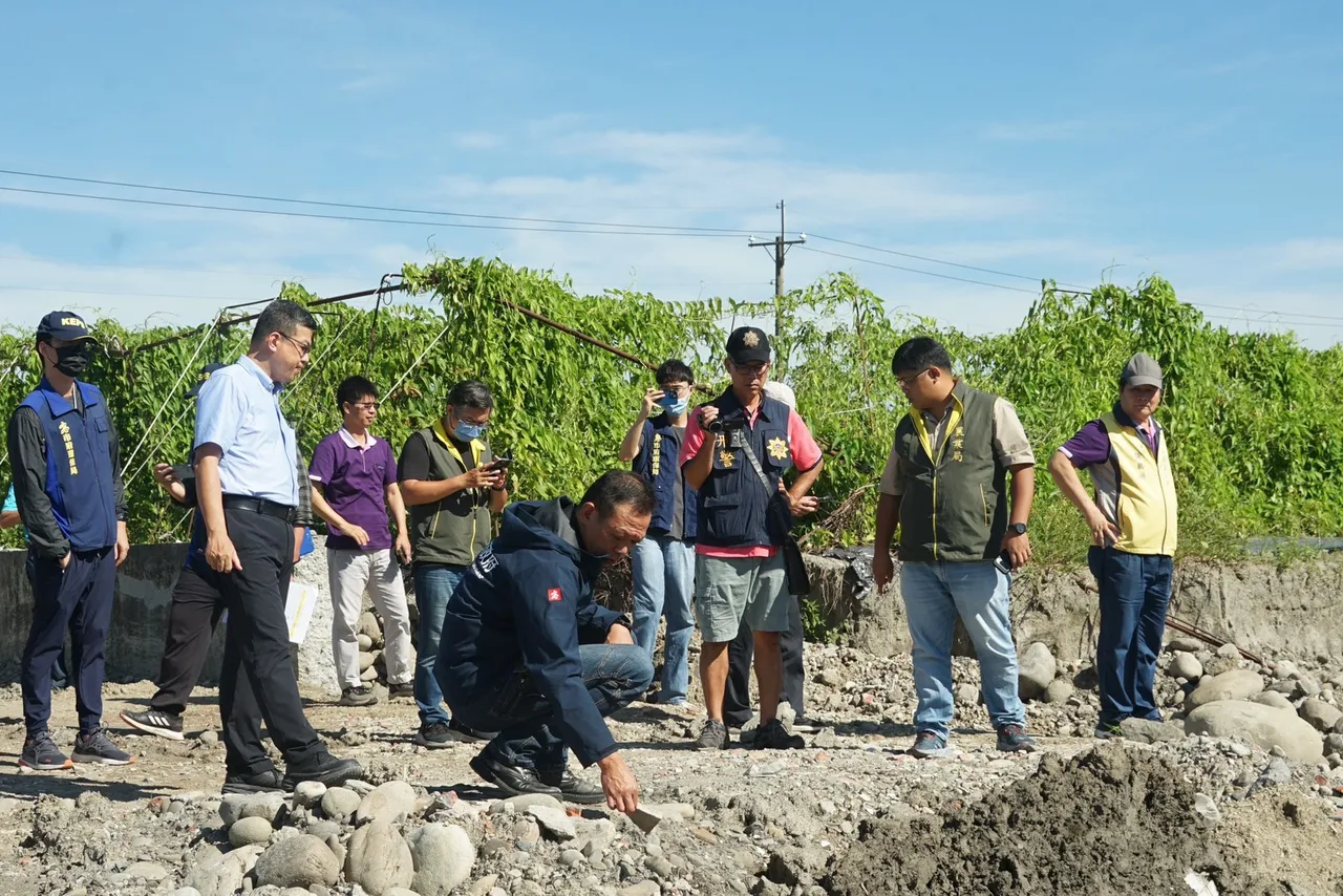 高市府張家興副秘書長今率領相關局處主管,稽查美濃遭盜採土石案場。翻攝畫面