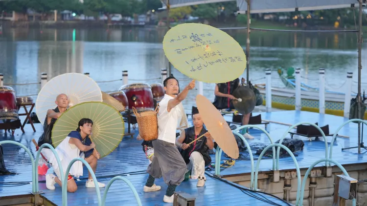 莫比斯圓環創作公社帶來四幕沉浸式劇場《大池乘光》，完美詮釋客家文學脈絡。客家局提供