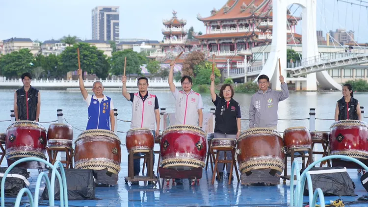 「2025好客文藝季─文流X行動」文學盛宴今晚在龍潭大池水岸休憩廣場精彩登場。客家局提供