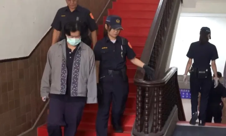 陈怡君研究室绰号「馒头主任」的张惠霖(短发者)同遭羁押禁见。读者提供