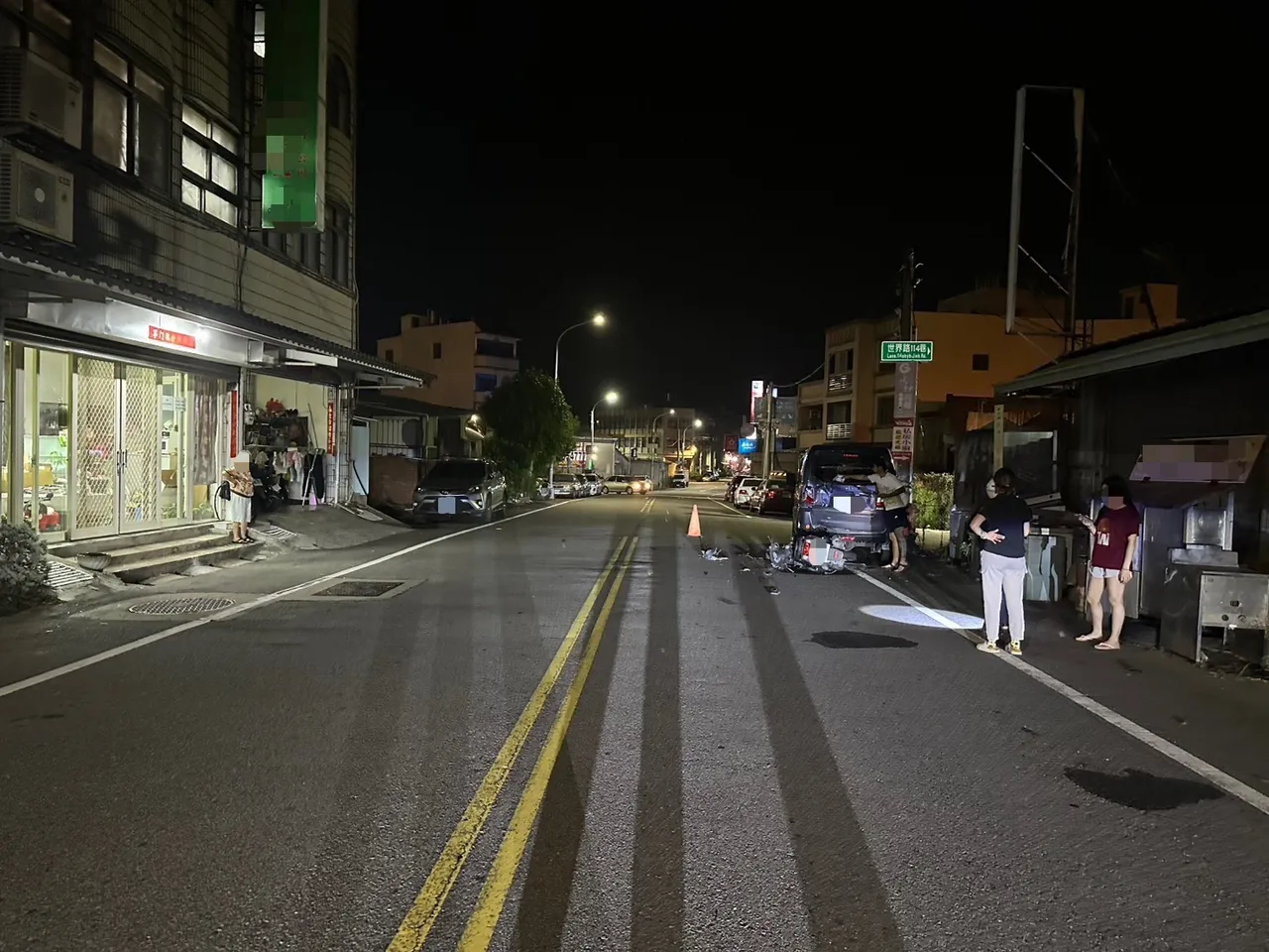 这起事故发生在苗栗县苑里镇世界路一段114巷口。民众提供