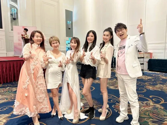 逆襲女王CONY（左起）、自媒體女神女神關關、 IPAPA創辦人王宥忻、翁承旭(翁總)、女明星葉華、流量女王艾軒合影。《愛啪啪IPAPA》提供