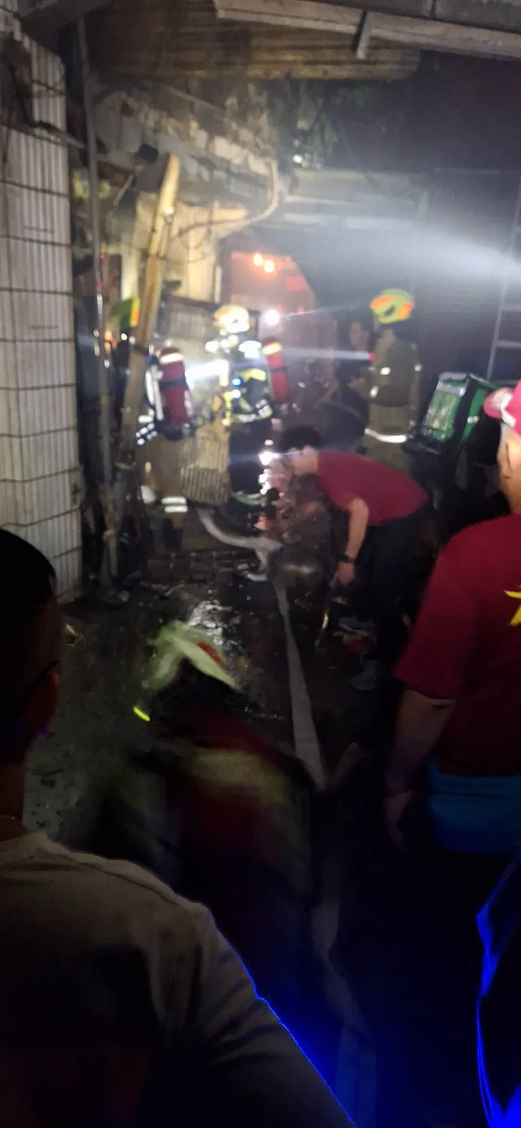 受火災影響，房屋內部慘成廢墟。翻攝照片