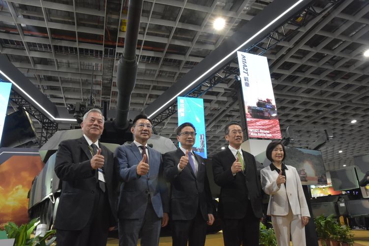 參觀2025台北航太國防展　顧立雄：特別預算項目仍在規劃中