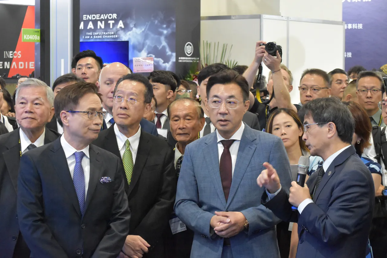 2025台北航太国防展今(18)日开幕,国防部长顾立雄今天上午陪同立法院副院长江启臣到国防馆参观。读者提供