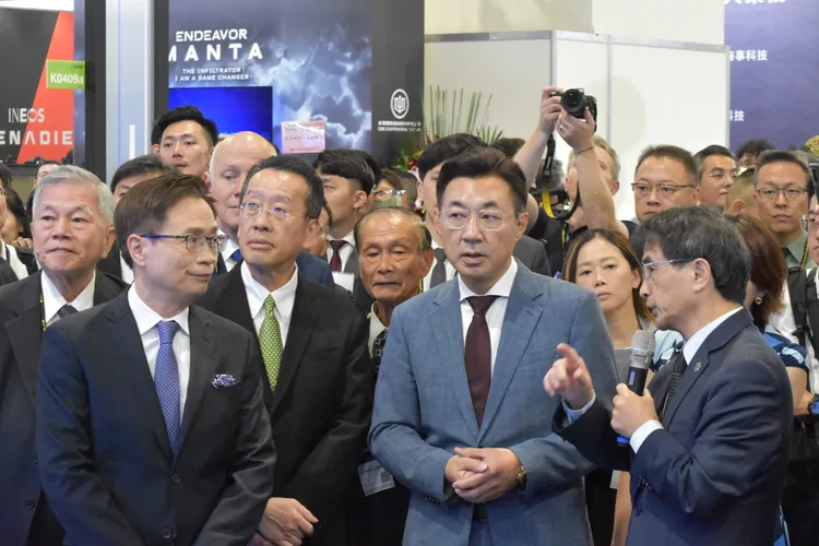 2025台北航太國防展今（18）日開幕，國防部長顧立雄今天上午陪同立法院副院長江啟臣到國防館參觀。讀者提供