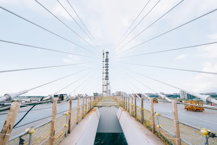 淡江大橋跨越淡水河口，主橋全長約920公尺，主跨達450公尺，為世界最長跨距的單塔不對稱斜張橋。公路局提供