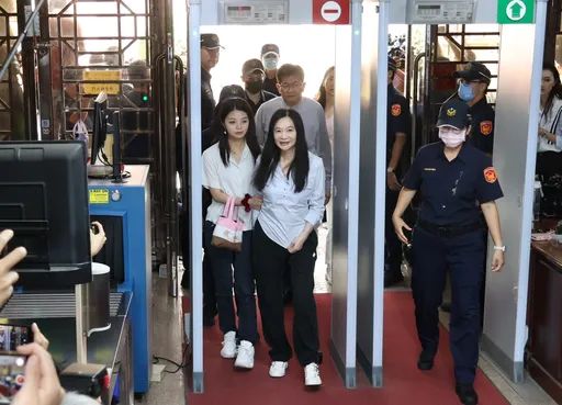 憂再被關看不到百歲母 應曉薇泣訴「古禮三叩首告別」!求法官交保