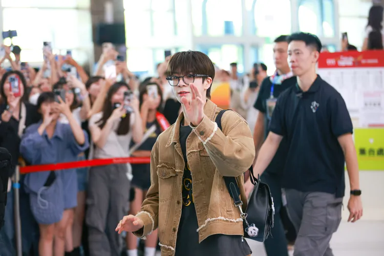 JD1去年4月來台參加GOLDEN WAVE拼盤演唱會，與小港機場等候的粉絲揮手致意。資料照片