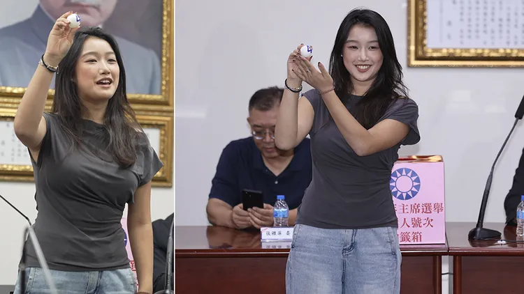 葉喆榛代表郝龍斌抽黨主席選舉號次。左圖翻攝自郝龍斌臉書、右圖彭欣偉攝