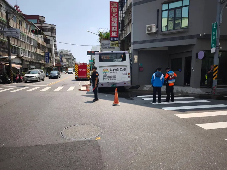 路口消防栓也被撞斷，所幸無人受傷。民眾提供