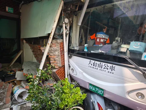 大台南公车失控冲出路面 民宅外墙撞烂、消防栓变喷泉