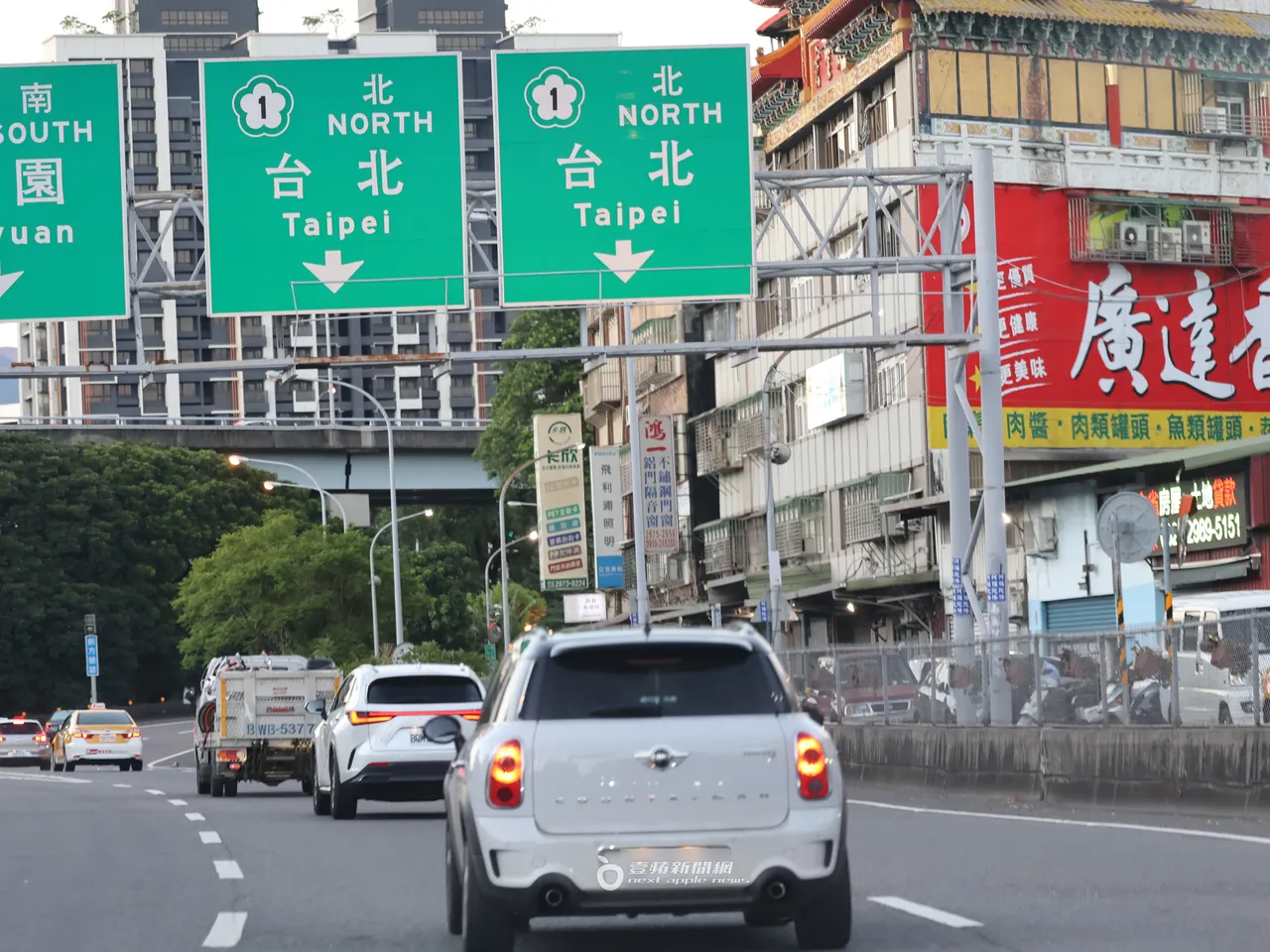 六月开著售价200万元MINI Countryman Cooper S 2.0升涡轮增压小钢炮,载儿女返家。特勤中心摄