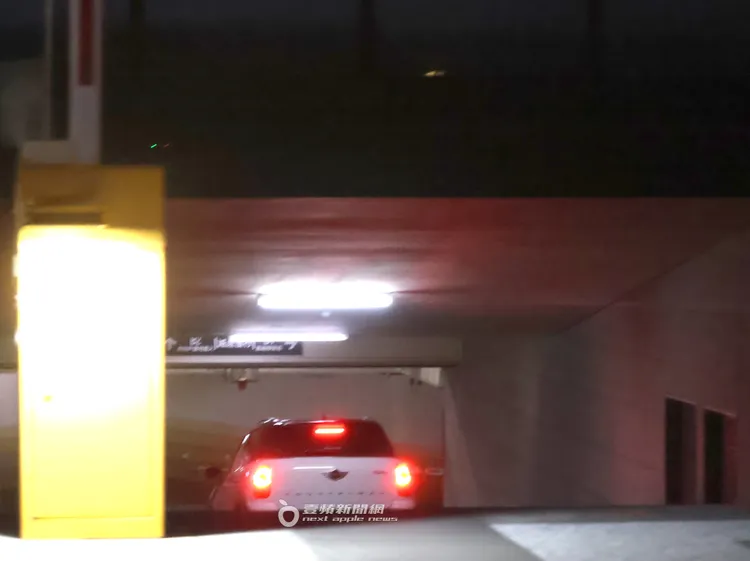 六月載兒女回到南港每坪均價80萬元上下、總價4千萬元的新家。特勤中心攝