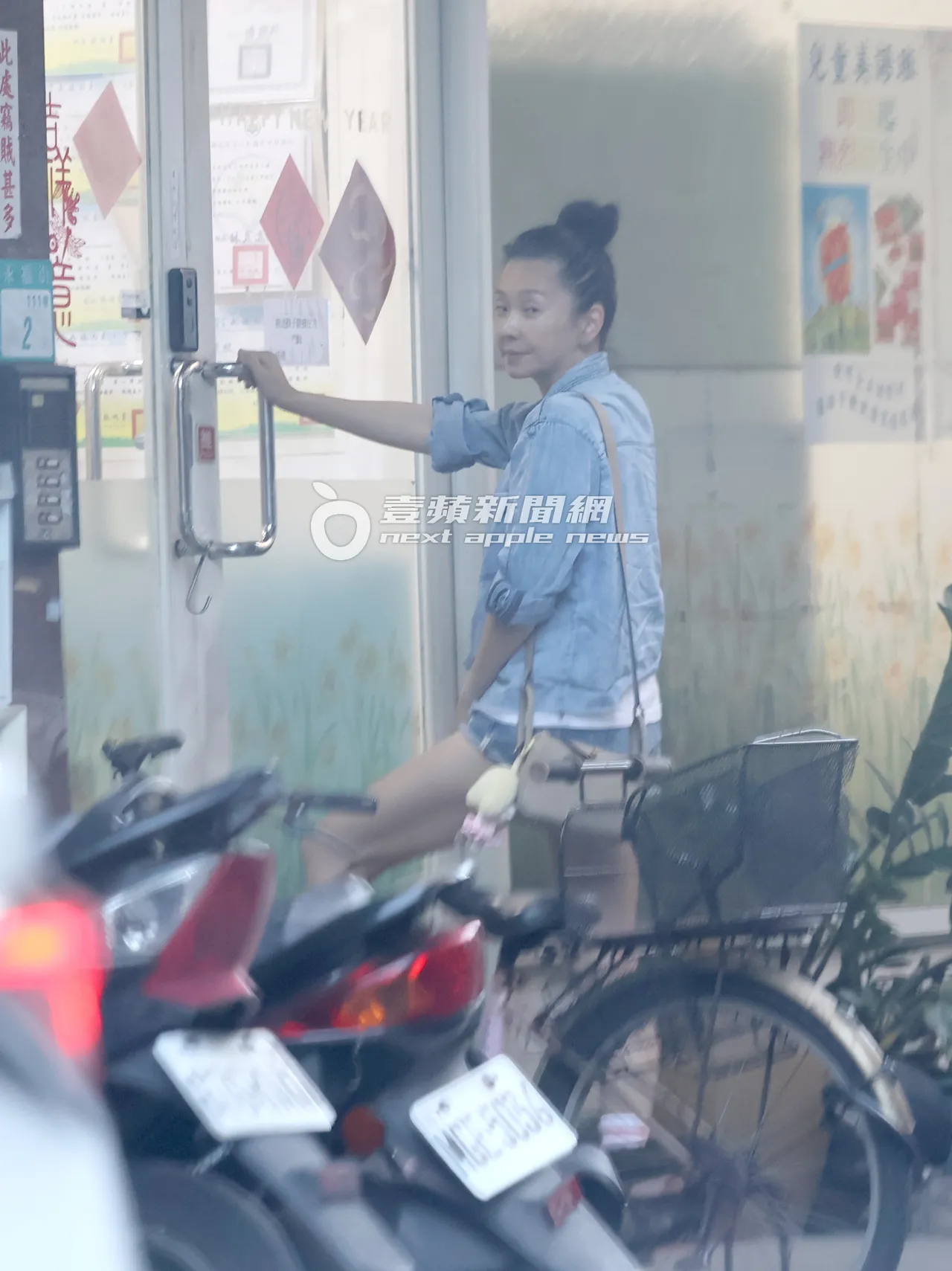 六月搭车到6公里远的三重下车,走进补习班接儿女下课。特勤中心摄