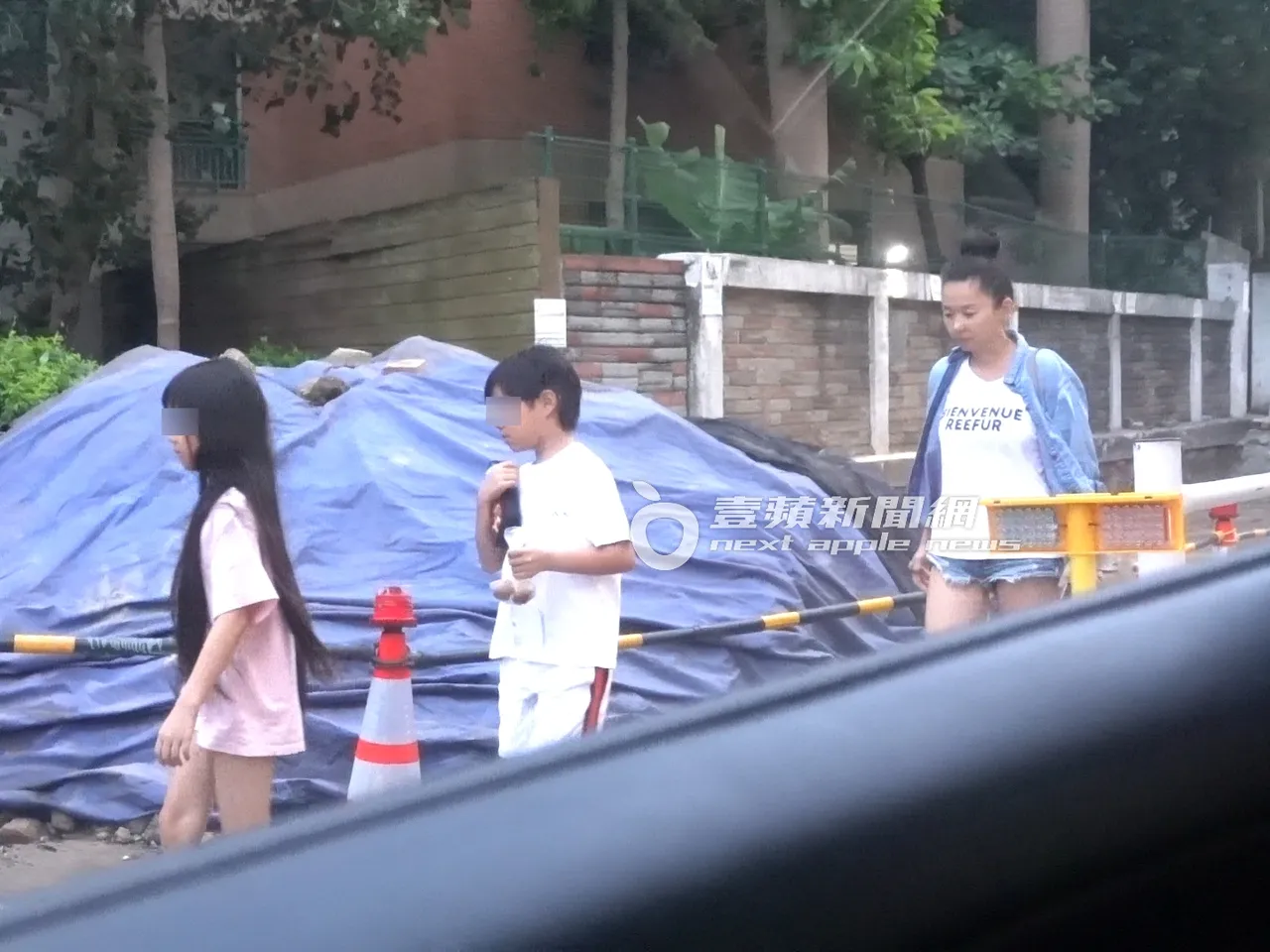 11岁儿穿Kaws潮T长得像李易,9岁女儿长发及腰,穿粉色大T恤,跟妈妈一样下衣失踪,也是一个小辣妹。特勤中心摄