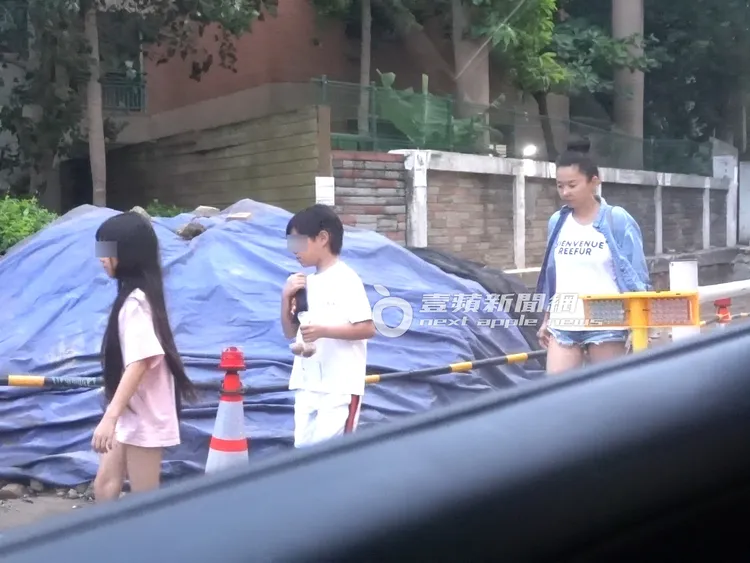 11歲兒穿Kaws潮T長得像李易，9歲女兒長髮及腰，穿粉色大T恤，跟媽媽一樣下衣失蹤，也是一個小辣妹。特勤中心攝