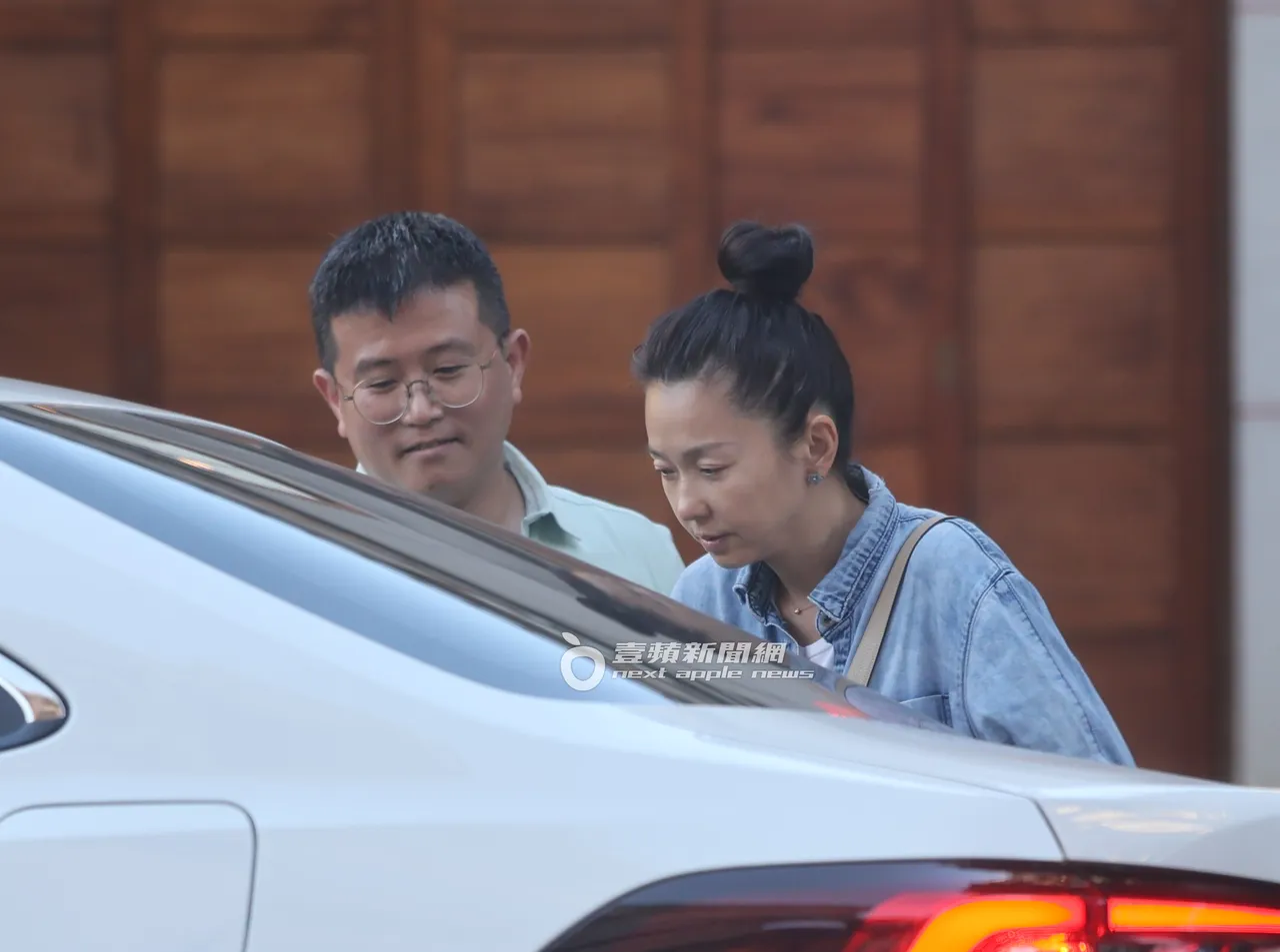 两人散场的拥抱后,六月把外套钮扣扣上,他帮开车门送她上车,挥手目送她离去。特勤中心摄