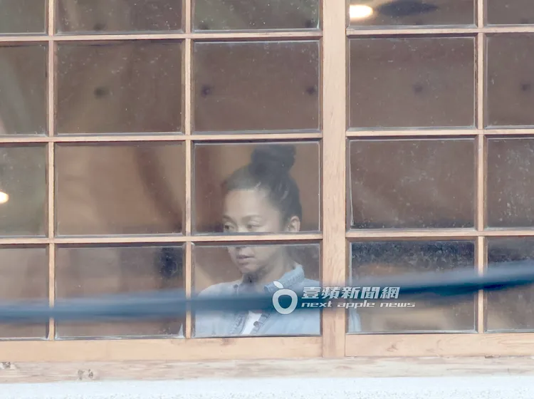 六月望向辦公桌旁的GUCCI男，滔滔不絕話家常。特勤中心攝