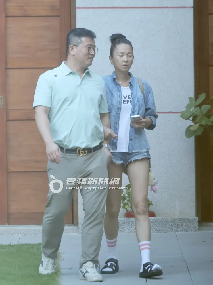 六月主動勾著GUCCI男，他楞了一下但未抗拒。特勤中心攝