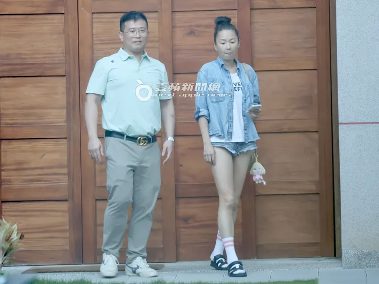 GUCCI男（左）腰上繫GUCCI經典雙G logo皮帶、手戴名錶、腳踩美津濃潮鞋，一身Smart Casual穿搭。特勤中心攝