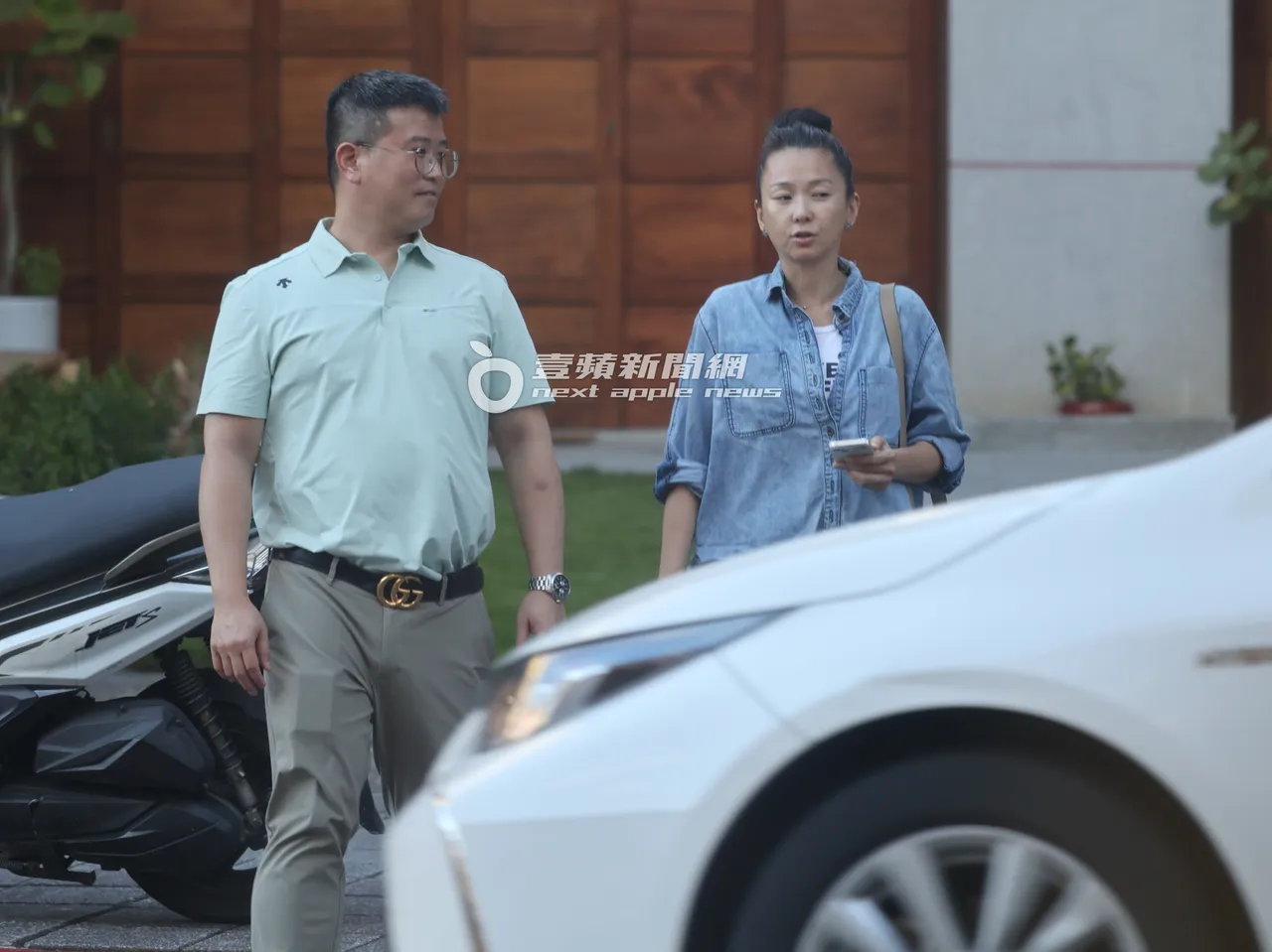 六月和GUCCI男并肩漫步「永续百货」户外庭院,聊得意犹未尽。特勤中心摄
