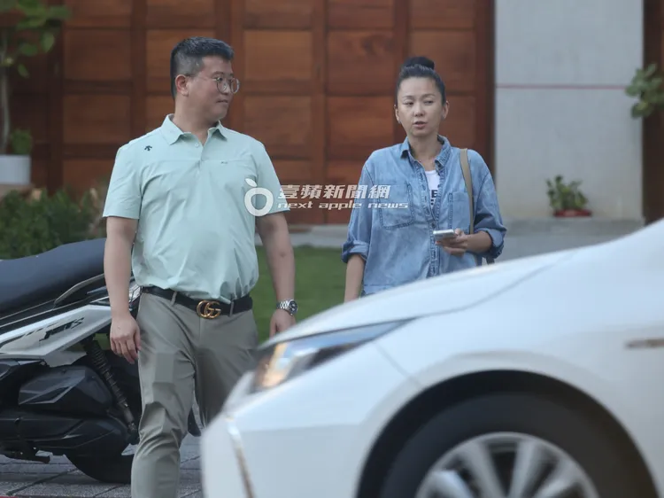 六月和GUCCI男並肩漫步「永續百貨」戶外庭院，聊得意猶未盡。特勤中心攝