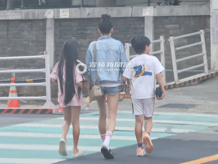 六月牽著兒子Star及女兒Shinny過馬路，走到附近國小地下停車場取車。特勤中心攝