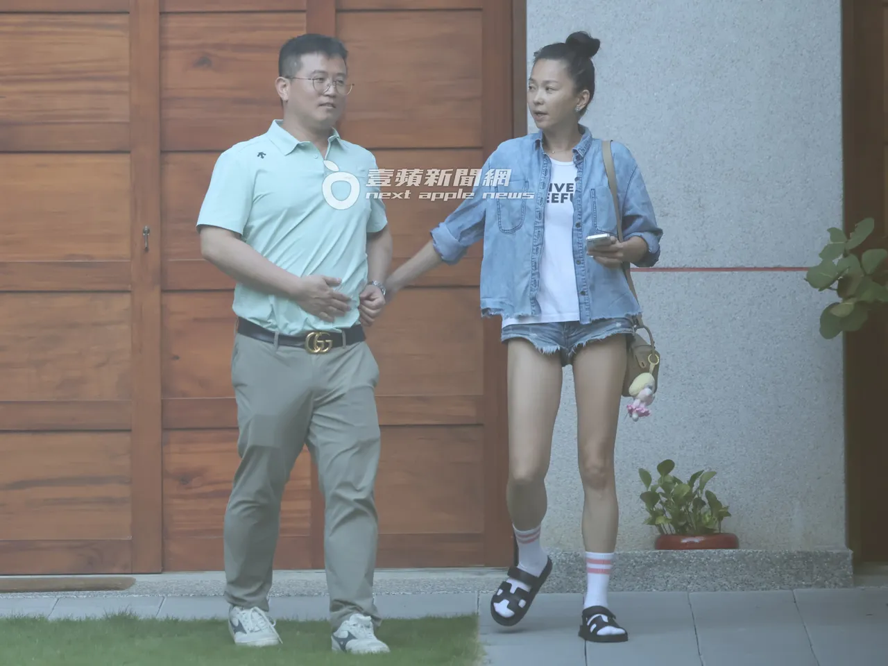 六月和GUCCI男一同步出「永续百货」,没走几步,她突然抓起男方左手。特勤中心摄