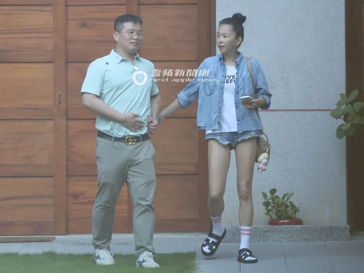 六月和GUCCI男一同步出「永續百貨」，沒走幾步，她突然抓起男方左手。特勤中心攝