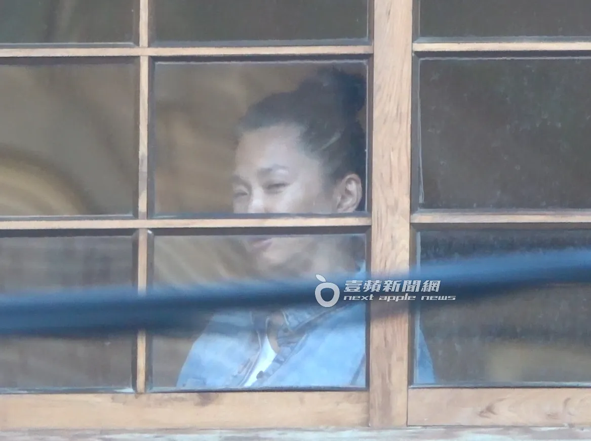 六月时而看向窗外,手里拿著零食往嘴里塞。特勤中心摄