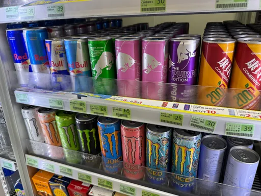 一罐咖啡因就超標 青少年狂喝能量飲傷腦又傷心