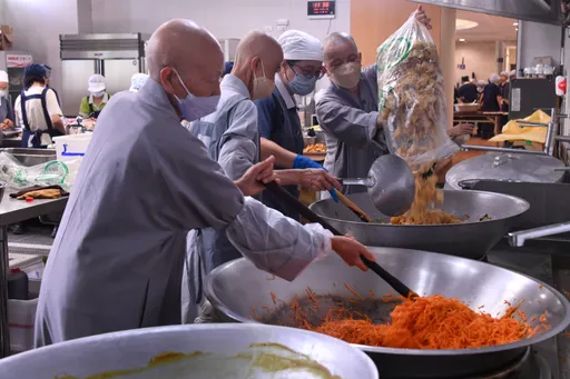 铲子超人夸素食便当好吃 大厨是他们!一天制作7000份