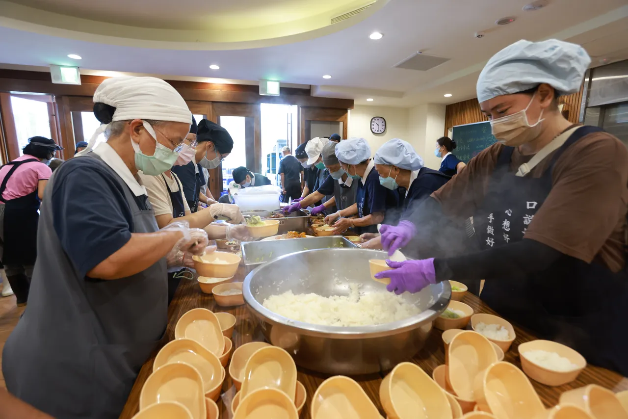 慈濟志工投入災區製作素食便當。慈濟基金會提供