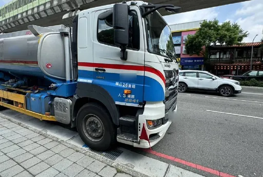 台中機車擦撞同向油罐車 母女雙載1死1傷