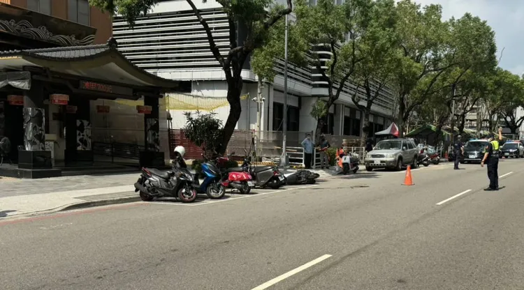 機車與油罐車碰撞後失控衝向路邊機車，造成雙載的母女1死1傷。民眾提供