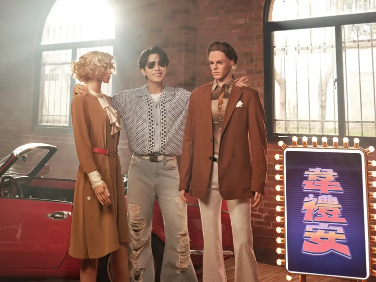 韋禮安與2檯模特兒互動逗趣。索尼音樂提供