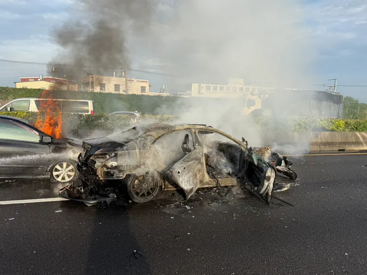 消防人員到場時，1輛自小客車已全面燃燒，還波及後車。民眾提供
