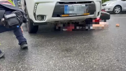 7旬婦摔車卡車底 救出清醒送醫隔天不治 肇事、違停駕駛都起訴