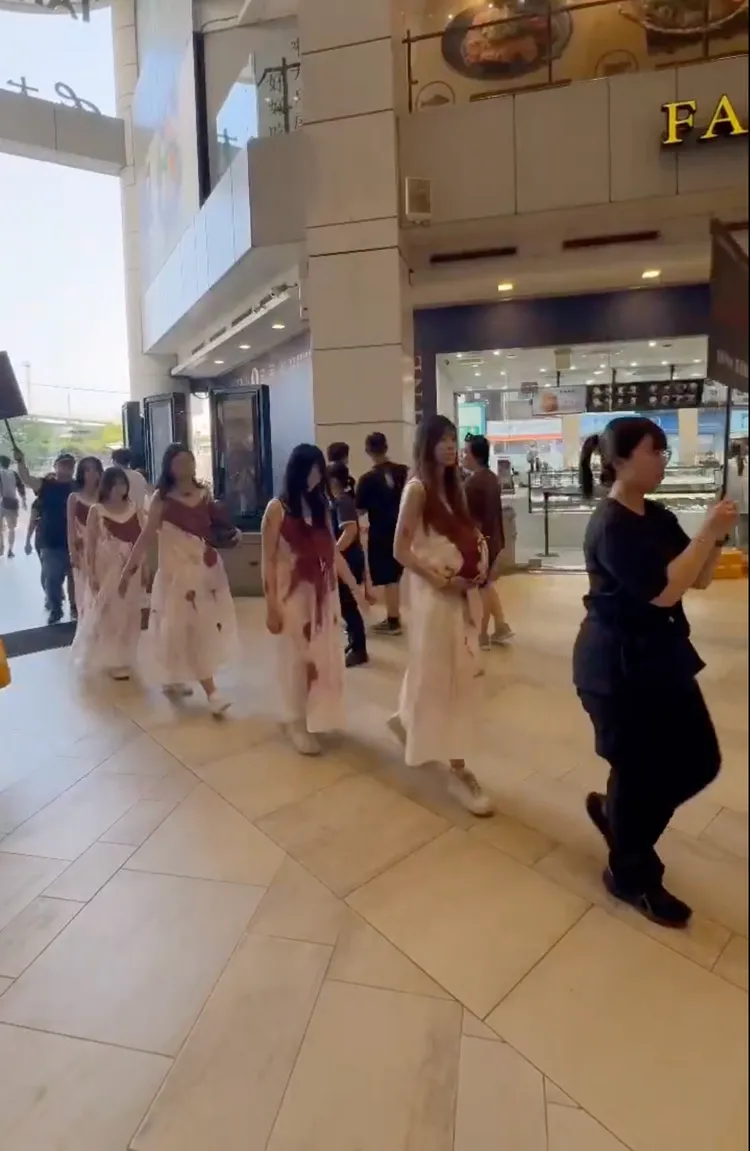 一群染血白衣女子為電影造勢，增加詭譎氣氛。天予電影提供