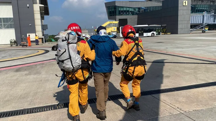 受傷的吳姓登山客被直升機載回清泉崗，由救護車送醫。民眾提供